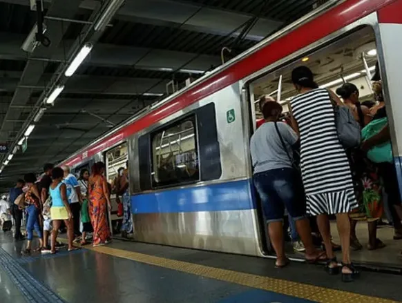 Estações ficam lotadas após problema em trem do metrô de Salvador - Imagem