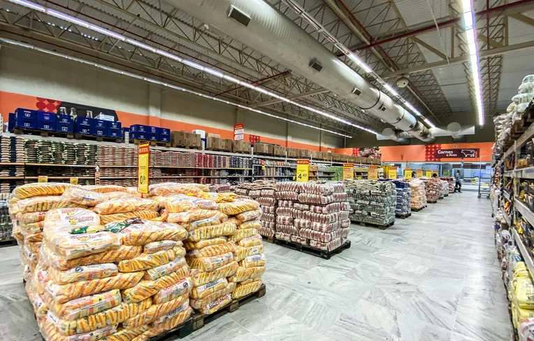 Após demissão em massa, gigante dos supermercados anuncia nova loja