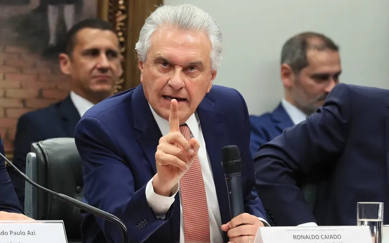 Caiado detona Flávio Bolsonaro: "Não tem vivência nem experiência" - Imagem