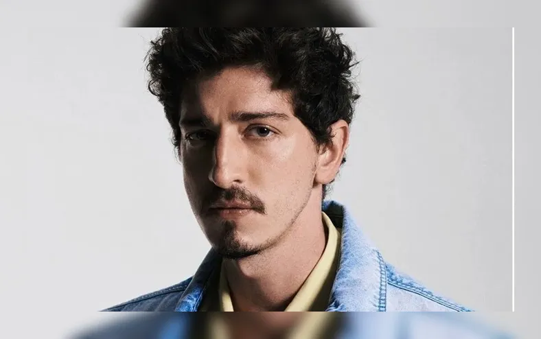 Famoso ator é visto com moreno misterioso em clima de romance - Imagem