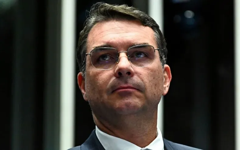 Ala do centrão vê possibilidade de Flávio Bolsonaro desistir de candidatura - Imagem