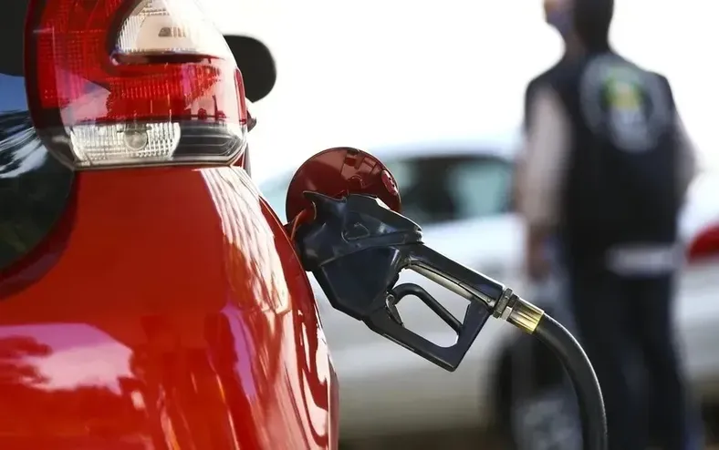 Guerra faz gasolina passar de R$ 7 na Bahia; veja quanto custa rodar 100km - Imagem