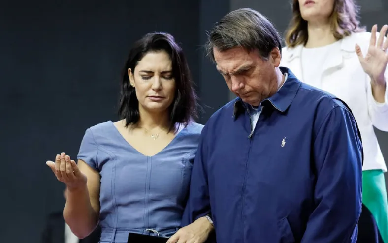 Bolsonaro pediu a Deus para morrer, revela Michelle - Imagem