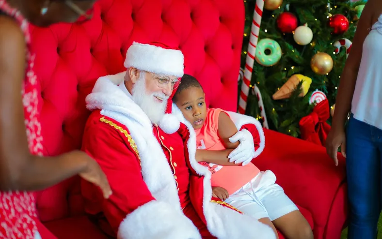 Papai Noel inclusivo encanta crianças autistas em Salvador - Imagem