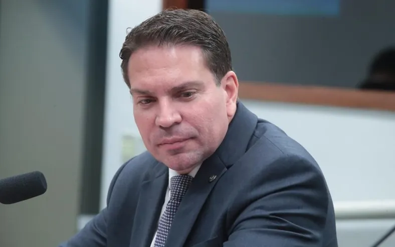 Foragido, Alexandre Ramagem pode entrar em lista da Interpol - Imagem