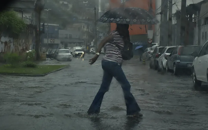 Inmet emite alerta para mais de 150 cidades da Bahia por fortes chuvas - Imagem