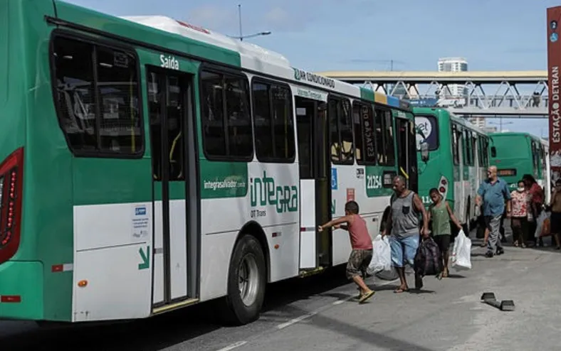 Salvador pode travar: ônibus vão circular em faixa única nesta terça-feira, 5 - Imagem
