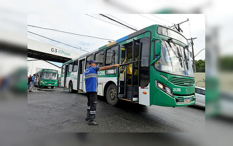 Linhas de ônibus são desviadas na Avenida Paulo VI após surgimento de cratera - Imagem