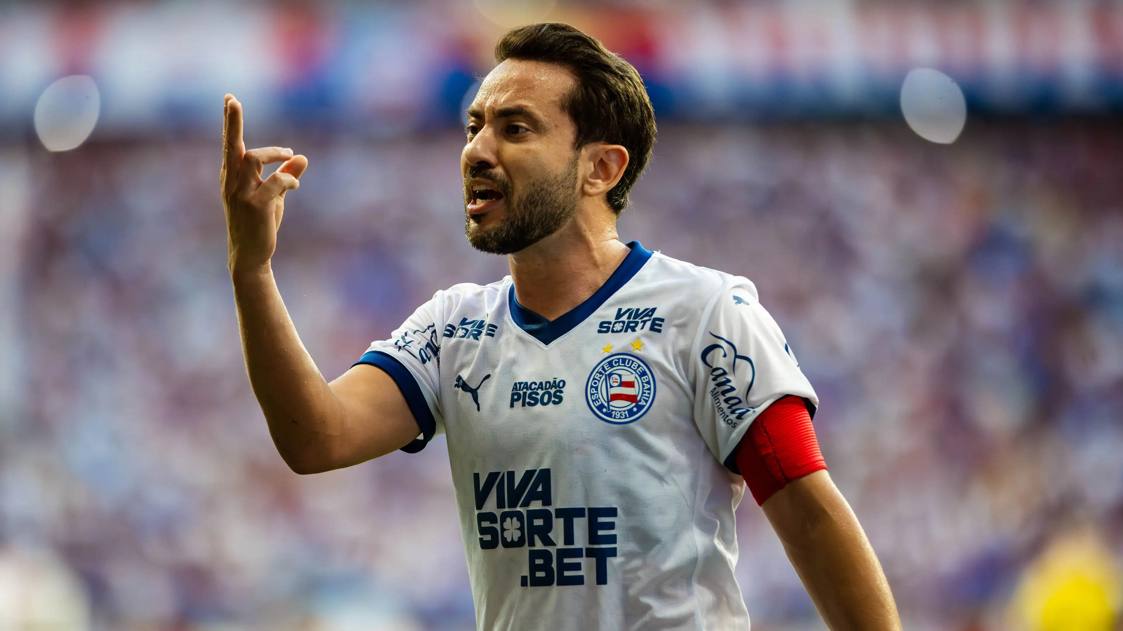 Jerônimo Rodrigues assiste ao triunfo do Bahia com CEO do Grupo City