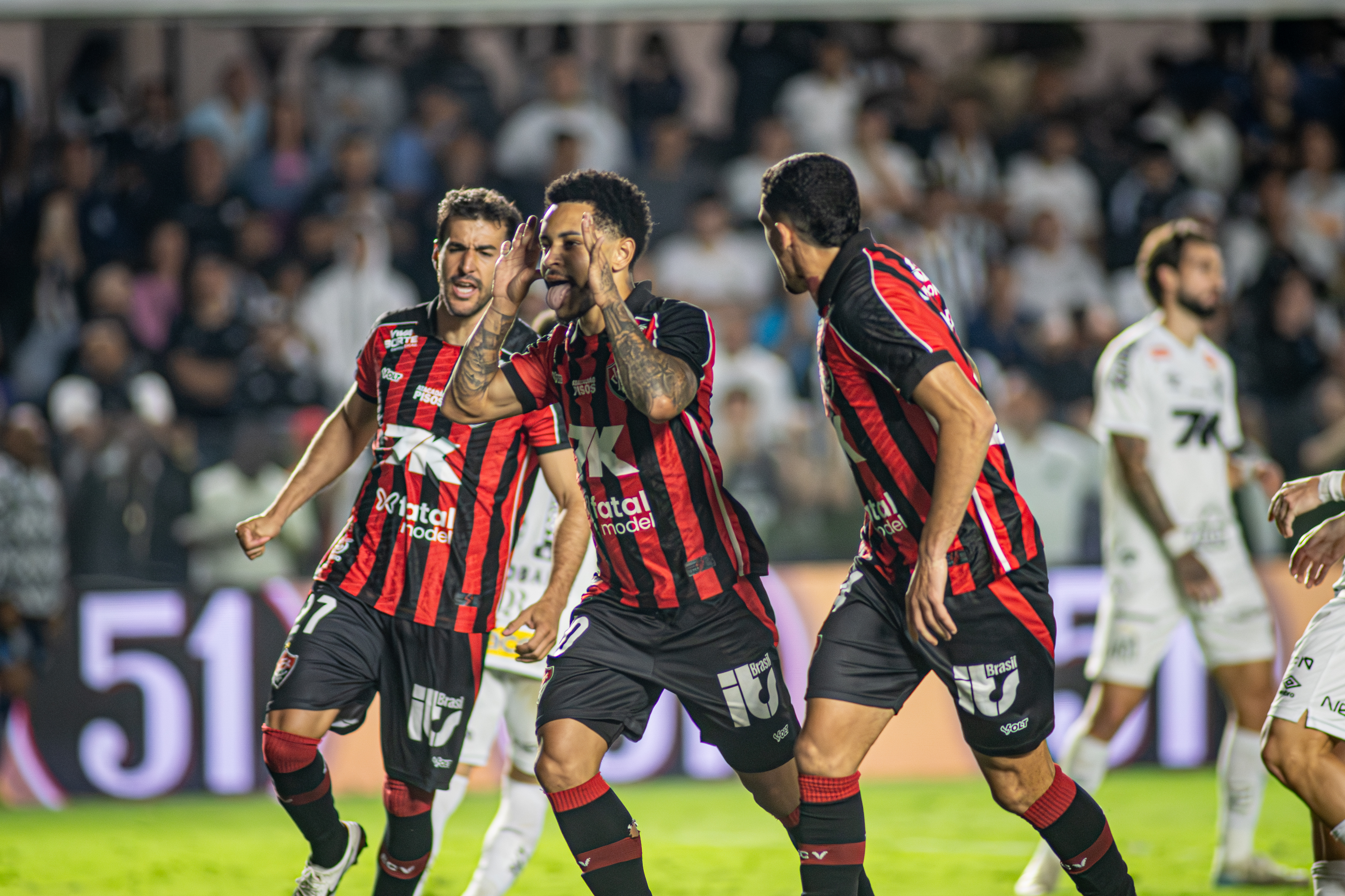 Gomitata shock nella Libertadores: il difensore del Racing Santiago Sosa rimane con il viso sfigurato dopo lo scontro con Marcos Rojo

Approfondimento
La partita tra Flamengo e Racing, valida per la semifinale della Libertadores d'America, ha visto il difensore del Racing Santiago Sosa rimanere con il viso sfigurato dopo una gomitata da parte di Marcos Rojo. L'incidente è avvenuto mentre i giocatori stavano cercando di controllare la palla, e Sosa ha avuto la peggio. La partita è stata vinta dal Flamengo con un gol di Carrascal, e il ritorno è fissato per mercoledì 29 alle 21:30 in Argentina.

Possibili Conseguenze
La gomitata potrebbe avere conseguenze disciplinari per Marcos Rojo, e potrebbe anche influire sulla partita di ritorno. Inoltre, l'incidente potrebbe aumentare la tensione tra le due squadre e i loro tifosi, e potrebbe essere considerato un episodio di antisportività.

Opinione
La gomitata a Sosa è stata un episodio spiacevole e pericoloso, e potrebbe essere considerata un'azione antisportiva. È importante che i giocatori e le autorità prendano misure per prevenire incidenti del genere e garantire la sicurezza dei giocatori. La sicurezza e il fair play sono fondamentali nel calcio, e incidenti come questo possono avere conseguenze negative per lo sport.

Analisi Critica dei Fatti
La partita tra Flamengo e Racing è stata intensa e competitiva, e l'incidente della gomitata a Sosa è stato un momento critico. È importante analizzare le azioni dei giocatori e delle autorità per capire cosa è successo e come prevenire incidenti del genere in futuro. L'analisi dei fatti può aiutare a comprendere le cause dell'incidente e a trovare soluzioni per prevenire episodi simili.

Relazioni con altri fatti
L'incidente della gomitata a Sosa è stato uno degli episodi più discussi della partita, e potrebbe avere conseguenze per la partita di ritorno e per la classifica della Libertadores. Inoltre, l'incidente potrebbe essere collegato ad altri episodi di violenza o antisportività nel calcio, e potrebbe essere considerato un sintomo di un problema più ampio.

Contesto storico
La partita tra Flamengo e Racing è stata giocata nel contesto della semifinale della Libertadores d'America, uno dei tornei più importanti del calcio sudamericano. La competizione è stata caratterizzata da partite intense e competitive, e l'incidente della gomitata a Sosa è stato uno degli episodi più discussi. Il calcio sudamericano è noto per la sua passione e intensità, e incidenti come questo possono avere conseguenze negative per lo sport.

Fonti
La fonte dell'articolo è Uol. L'articolo originale può essere trovato al link https://www.uoltava.com/esportes/futebol/jogador-fica-com-rosto-desfigurado-apos-cotovelada-na-libertadores-223456.html.