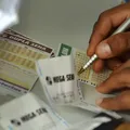 Idoso barrado em bolão da Mega-Sena por atraso de minutos receberá prêmio na Justiça imagem