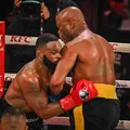 Anderson Silva nocauteia Tyron Woodley em Miami imagem