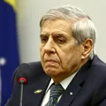 Augusto Heleno passará para o regime domiciliar após decisão de Moraes imagem