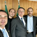 Bolsonaro define filho como seu candidato à Presidência da República imagem