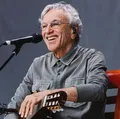 Caetano Veloso surpreende e convoca brasileiros para novo ato político imagem