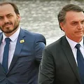 Carlos Bolsonaro lamenta "sumiço" do pai, que está na preso na PF imagem