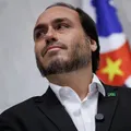 Carlos Bolsonaro renuncia mandato no Rio para cumprir nova missão imagem