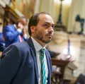 Carlos Bolsonaro aponta culpado por pai estar "abatido" na cadeia imagem