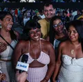 Ceia no meio da multidão: grupo leva jantar completo para a Virada Salvador imagem