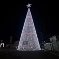 Cidade instala árvore de Natal na pista e bloqueia passagem de carros imagem