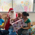 Crianças em tratamento oncológico recebem presentes de Natal imagem