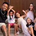 De férias na Bahia, esposa de jogador da seleção se envolve em polêmica com enteada imagem