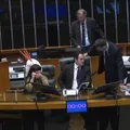 Deputado ocupa cadeira da presidência da Câmara e é retirado à força imagem