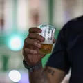Jovens bebem menos álcool e usam mais cigarro eletrônico em Salvador imagem