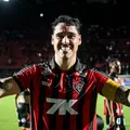 Em lágrimas, Lucas Halter expõe drama da permanência do Vitória imagem