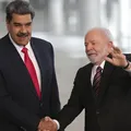 Esquerda condena ataque dos EUA, mas direita celebra “fim” de Maduro imagem