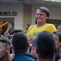 Filme de Bolsonaro: veja gravação da cena da facada imagem