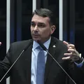 Flávio Bolsonaro dá ultimato a Ratinho Jr. por apoio à Presidência imagem
