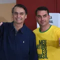Flávio Bolsonaro cita Deus ao reagir a missão política para "salvar nação" imagem