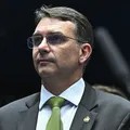 Flávio Bolsonaro nega atrito e reforça aliança com Tarcísio e Michelle imagem