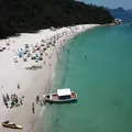 Ilha com acesso limitado e mar cristalino vira desejo do verão brasileiro imagem