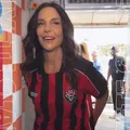 "Respeita": Ivete chega a show em Salvador com camisa do Vitória imagem
