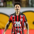 Xodó? Matheuzinho, do Vitória, revela novo filho: "Mais um príncipe" imagem