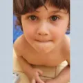Menino de 4 anos que caiu de prédio quebrou as duas pernas imagem