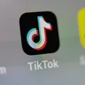 Fim da rolagem infinita? Governo quer proibir vício no TikTok imagem