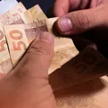 Prazo para pagamento do 13º termina nesta sexta, saiba quanto vai receber imagem