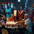 Sem neve e sem fantasia: série transforma o Natal em campo de batalha imagem