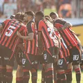 Titular do Vitória deixa campo machucado e liga alerta no Brasileirão imagem