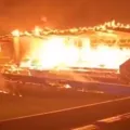 Torcedores incendeiam estádio após rebaixamento de clube; veja vídeo imagem