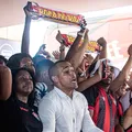 Torcida realiza AeroNego e apoia delegação antes de jogo do Vitória imagem