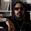 Um grande abraço: Marcelo Falcão lança O Legado e acolhe nova geração imagem