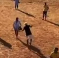 Vídeo registra assassinato de jovem durante partida de futebol na Bahia imagem