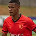 Vitória negocia volante com clube estrangeiro por valor milionário imagem