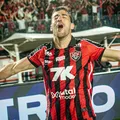 Vitoria oficializa saída de Raúl Cáceres: "Um dos nossos" imagem