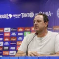 Ceni critica saída de Cauly após empate do Bahia: "Nunca devia ter ido" imagem