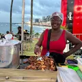 Como o mito do "espetinho de gato" afeta as vendas de ambulantes no Carnaval imagem